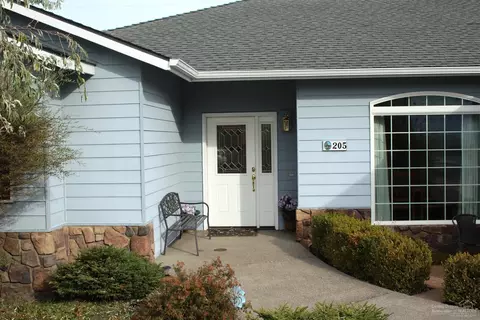 205 SE Soft Tail Dr, Bend, OR 97702 photo 2
