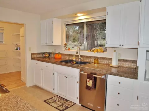 22940 Donna Ln, Bend, OR 97701 photo 9