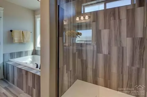 61088 SE Starimost Loop, Bend, OR 97702 photo 16