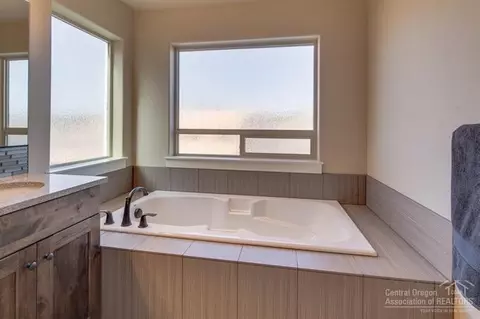 61096 SE Stari Most Loop, Bend, OR 97702 photo 18