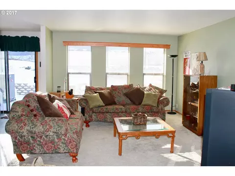 3304 SW Ladow Ave, Pendleton, OR 97801 photo 2