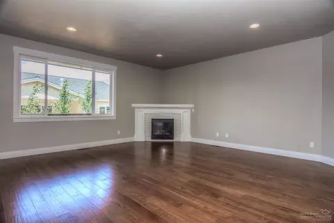1215 NE Hoover Loop, Bend, OR 97701 photo 9