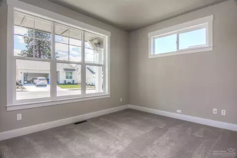 1215 NE Hoover Loop, Bend, OR 97701 photo 11