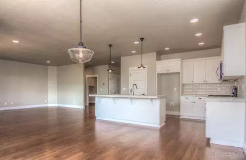 1215 NE Hoover Loop, Bend, OR 97701 photo 8