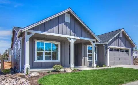 1215 NE Hoover Loop, Bend, OR 97701 photo 2