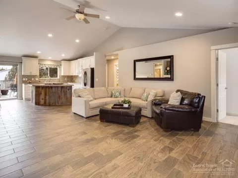 63451 Stacy Ln, Bend, OR 97701 photo 4