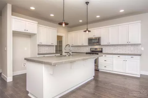1270 NE Hoover Loop, Bend, OR 97701 photo 6