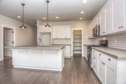 1270 NE Hoover Loop, Bend, OR 97701 photo 4