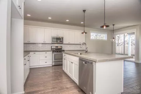 1270 NE Hoover Loop, Bend, OR 97701 photo 5