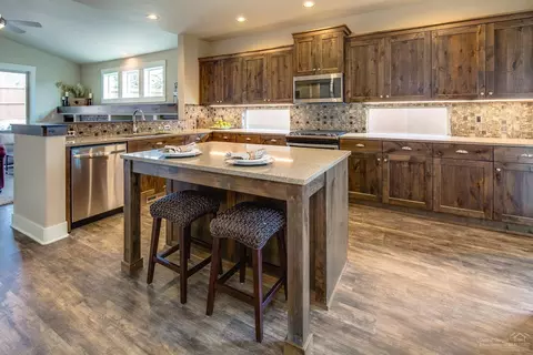 61084 SE Stari Most Loop, Bend, OR 97702 photo 8