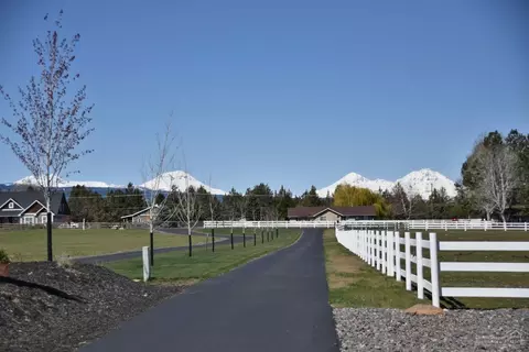 64490 Research Rd, Bend, OR 97703 photo 2