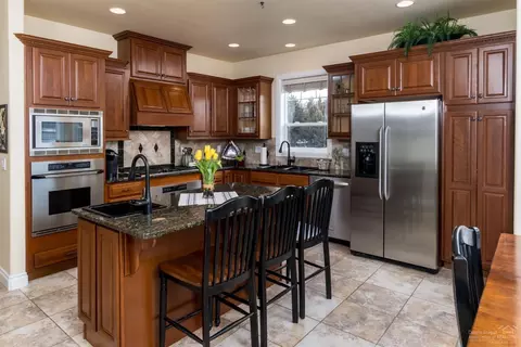 64490 Research Rd, Bend, OR 97703 photo 3