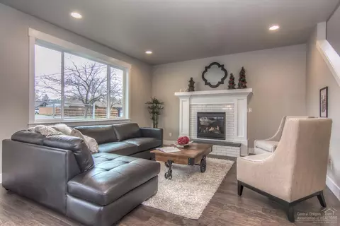 1318 NE Hoover Loop, Bend, OR 97701 photo 2