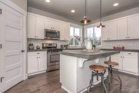 1318 NE Hoover Loop, Bend, OR 97701 photo 4