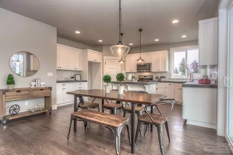 1318 NE Hoover Loop, Bend, OR 97701 photo 3