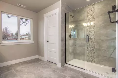 1318 NE Hoover Loop, Bend, OR 97701 photo 12