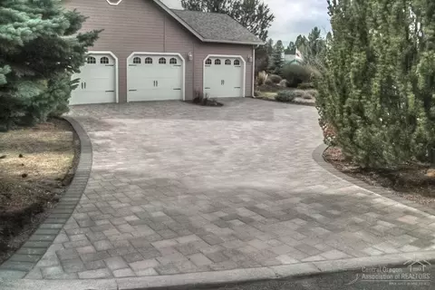 61305 Victory Loop, Bend, OR 97702 photo 2