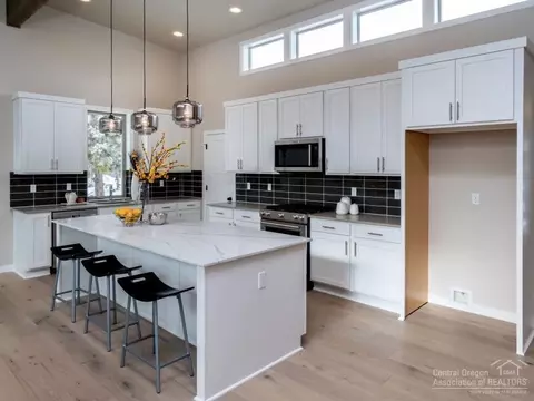 63153 Iner Loop, Bend, OR 97701 photo 5