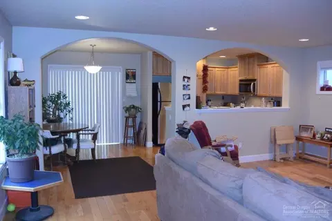 20276 Schaeffer Dr, Bend, OR 97703 photo 2