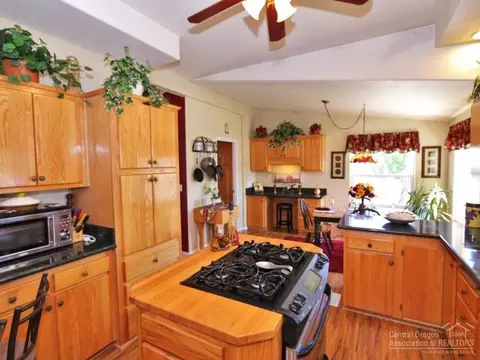 11060 SW Pixie Ln, Culver, OR 97734 photo 5