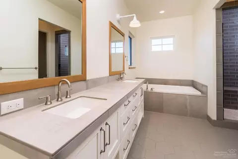 61379 Lost Hollow Loop, Bend, OR 97702 photo 12