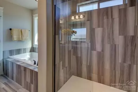 61068 SE Starimost Loop, Bend, OR 97702 photo 16