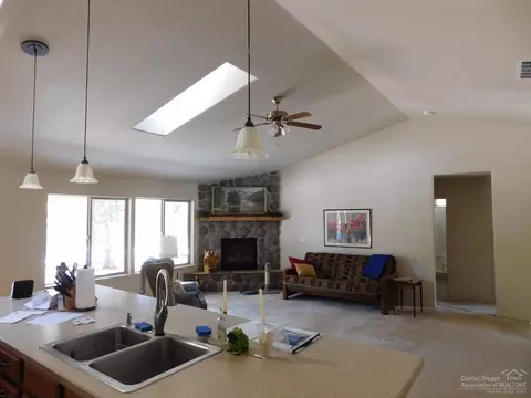 16984 Glendale Rd, Bend, OR 97707 photo 3
