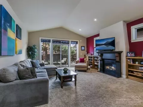 19683 Hollygrape St, Bend, OR 97702 photo 2