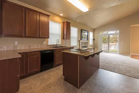 63339 Lamoine Ln, Bend, OR 97701 photo 2