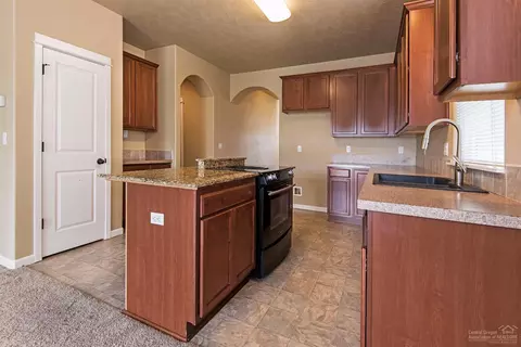 63339 Lamoine Ln, Bend, OR 97701 photo 3