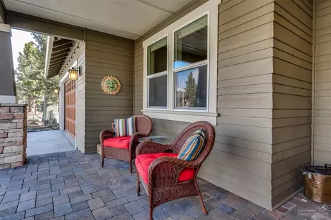 19109 Chiloquin Dr, Bend, OR 97703 photo 2