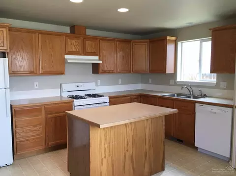 3333 NE Hoona Dr, Bend, OR 97701 photo 3