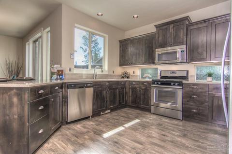 60479 Hedgewood Ln, Bend, OR 97702 photo 2