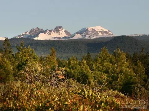 61474 Hawk Ct, Bend, OR 97702 photo 2