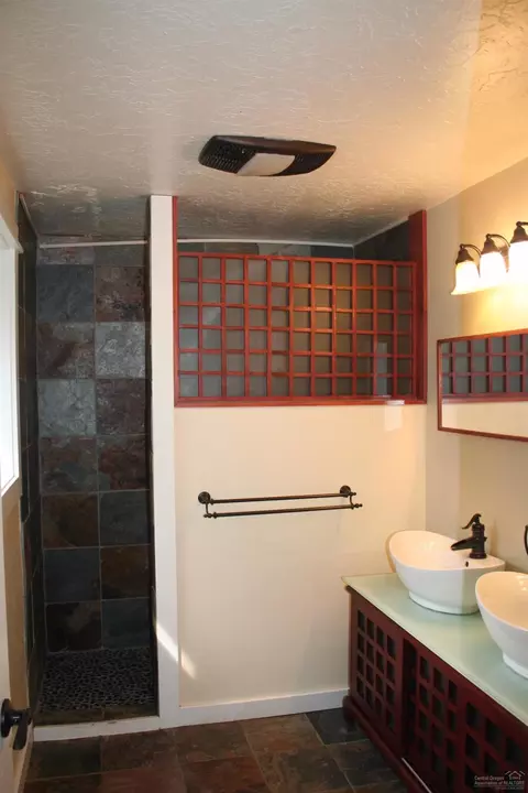 20295 Rae, Bend, OR 97702 photo 8