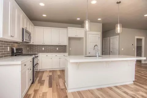 1301 NE Hoover Loop, Bend, OR 97701 photo 2