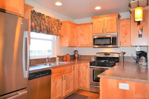 3000 NE Hope Dr, Bend, OR 97701 photo 2