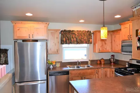 3000 NE Hope Dr, Bend, OR 97701 photo 3