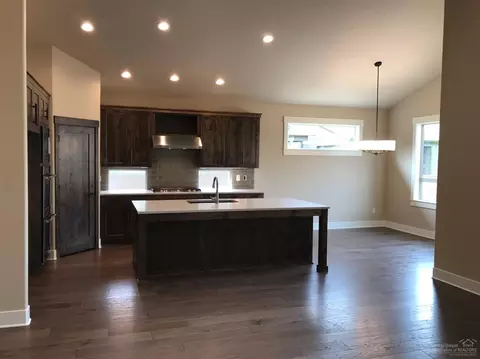 61043 SE Stari Most Loop, Bend, OR 97702 photo 2