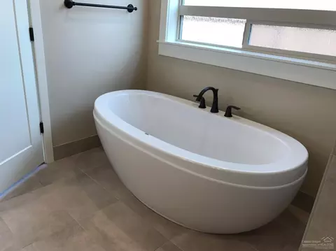 61043 SE Stari Most Loop, Bend, OR 97702 photo 5