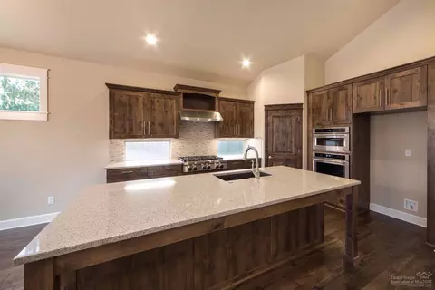 61044 SE Stari Most Loop, Bend, OR 97702 photo 9