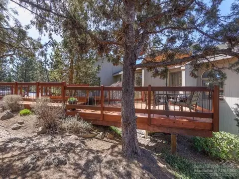 64055 Tanglewood Rd, Bend, OR 97703 photo 2
