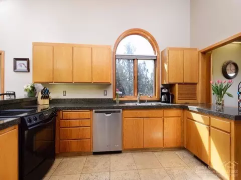 64055 Tanglewood Rd, Bend, OR 97703 photo 6