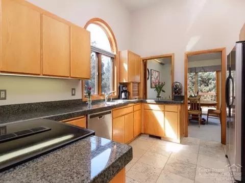 64055 Tanglewood Rd, Bend, OR 97703 photo 8