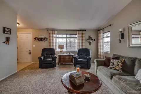 63347 Majestic Loop, Bend, OR 97701 photo 3