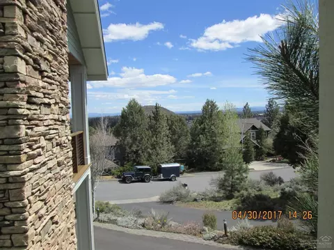 689 NW Sonora Dr, Bend, OR 97703 photo 2