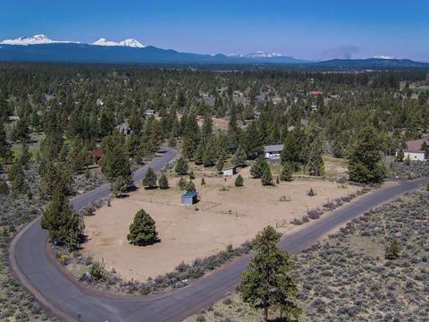 60039 Stirling Dr, Bend, OR 97702 photo 2