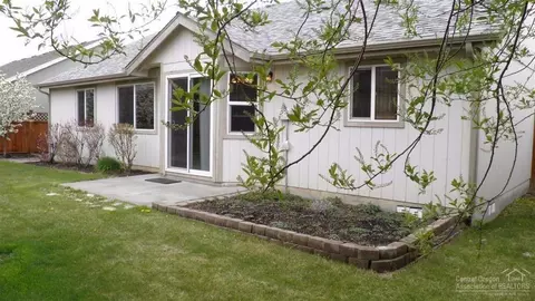 3339 NE Hoona Dr, Bend, OR 97701 photo 4