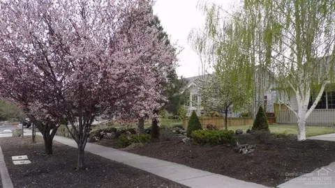 3339 NE Hoona Dr, Bend, OR 97701 photo 1