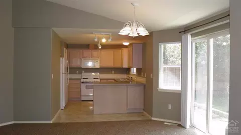 3339 NE Hoona Dr, Bend, OR 97701 photo 10